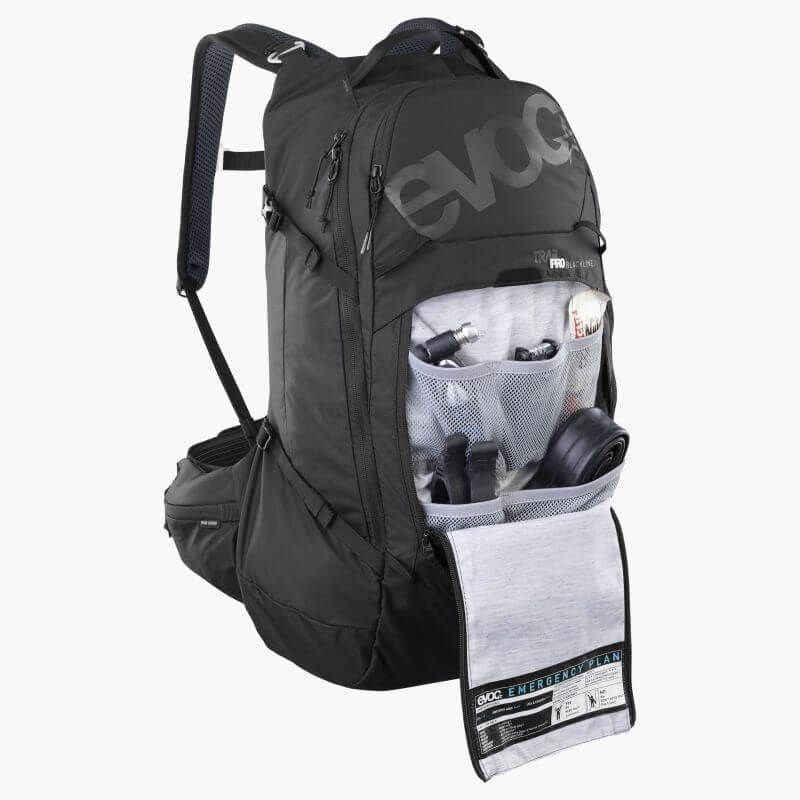 Evoc Trail Pro Blackline 26 -suojareppu, musta maastopyöräilyyn, sisältää Liteshield Plus -selkäsuojan ja sadesuojan