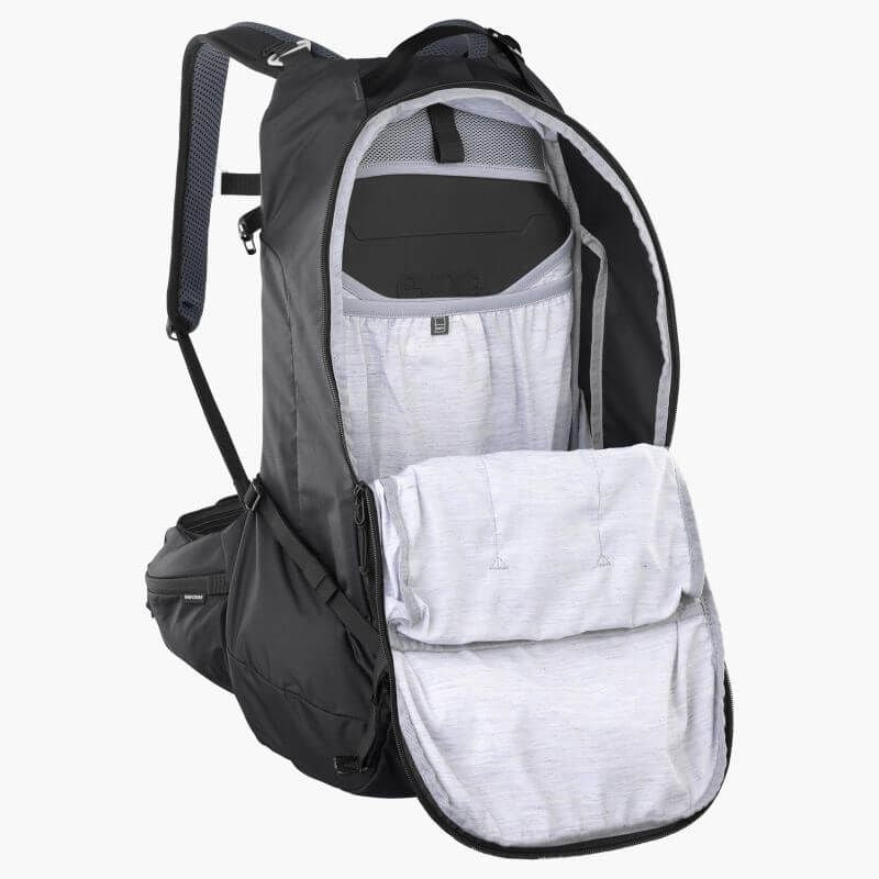Evoc Trail Pro Blackline 26 -suojareppu, musta maastopyöräilyyn, sisältää Liteshield Plus -selkäsuojan ja sadesuojan