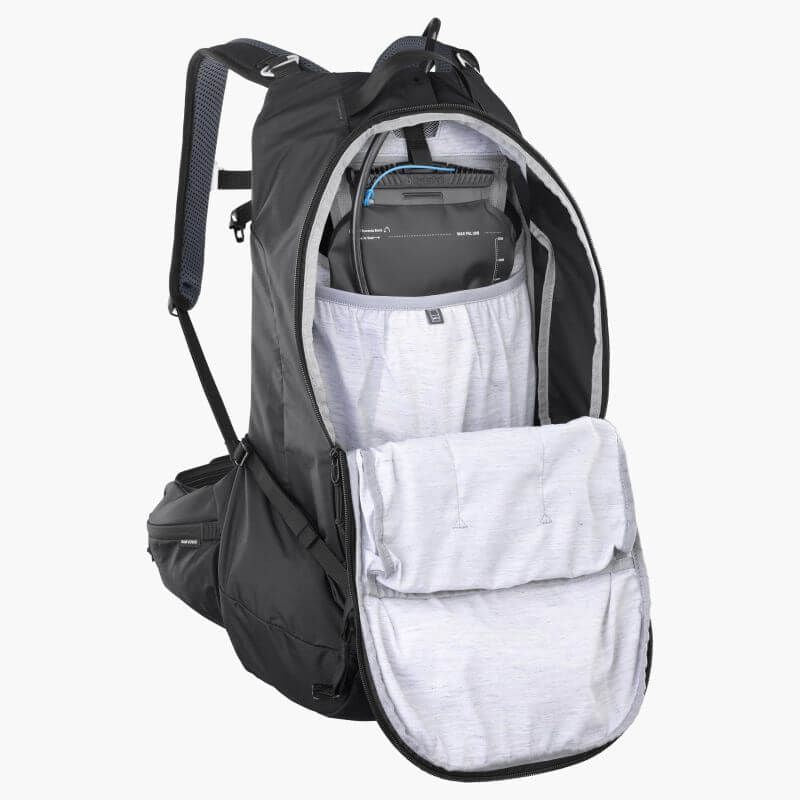 Evoc Trail Pro Blackline 26 -suojareppu, musta maastopyöräilyyn, sisältää Liteshield Plus -selkäsuojan ja sadesuojan
