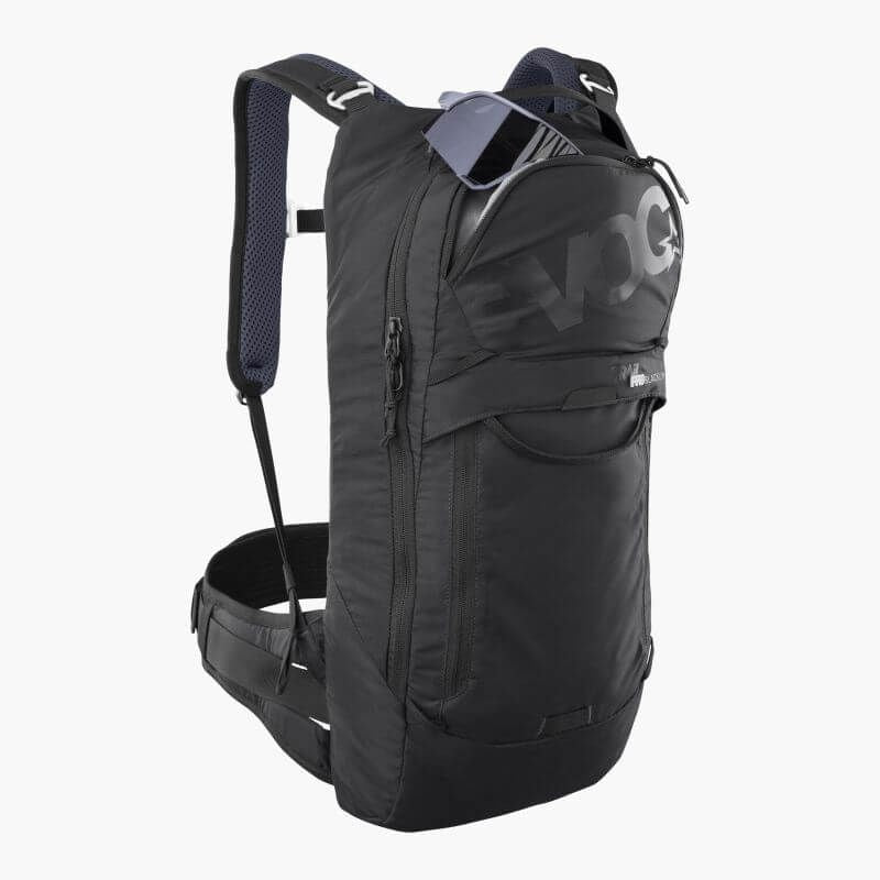 Evoc Trail Pro Blackline 10 -suojareppu, kompakti ja kevyt design, joka tarjoaa täydellistä suojaa ja mukautuvan istuvuuden trail-ajoihin ja kilpapyöräilyyn.
