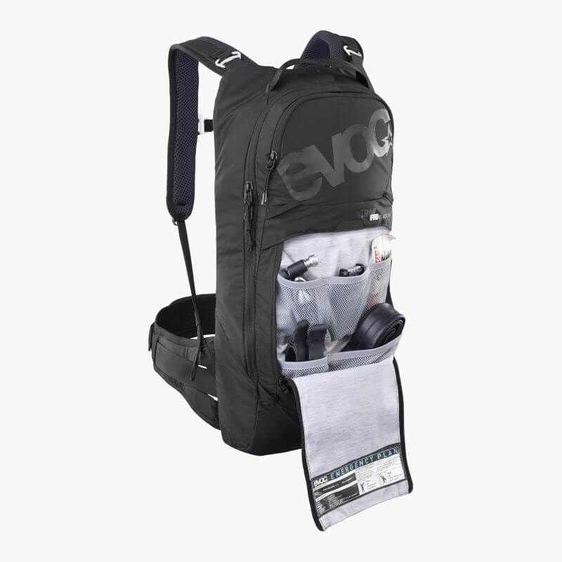 Evoc Trail Pro Blackline 10 -suojareppu, kompakti ja kevyt design, joka tarjoaa täydellistä suojaa ja mukautuvan istuvuuden trail-ajoihin ja kilpapyöräilyyn.