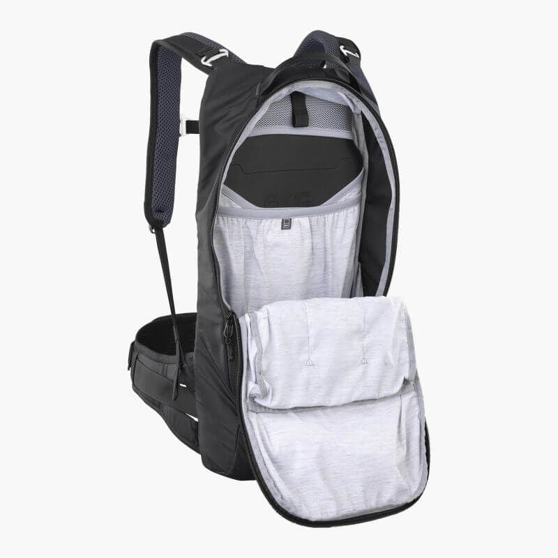 Evoc Trail Pro Blackline 10 -suojareppu, kompakti ja kevyt design, joka tarjoaa täydellistä suojaa ja mukautuvan istuvuuden trail-ajoihin ja kilpapyöräilyyn.