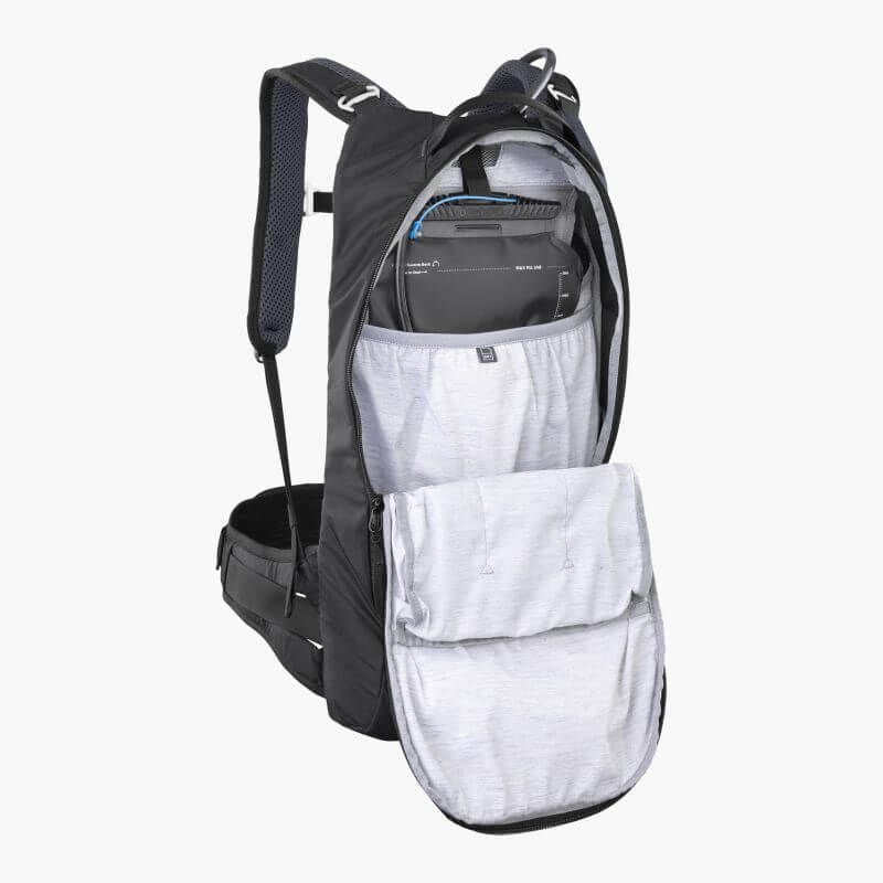 Evoc Trail Pro Blackline 10 -suojareppu, kompakti ja kevyt design, joka tarjoaa täydellistä suojaa ja mukautuvan istuvuuden trail-ajoihin ja kilpapyöräilyyn.
