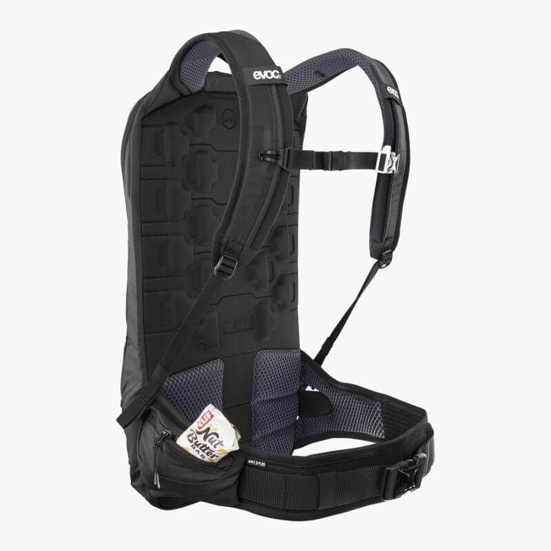 Evoc Trail Pro Blackline 10 -suojareppu, kompakti ja kevyt design, joka tarjoaa täydellistä suojaa ja mukautuvan istuvuuden trail-ajoihin ja kilpapyöräilyyn.