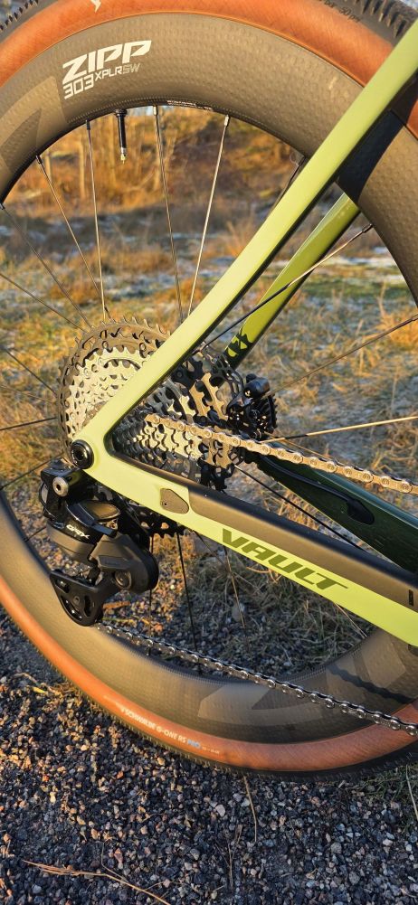 Pivot Vault Team GRX Di2 ZIPP 303 SW XPLR