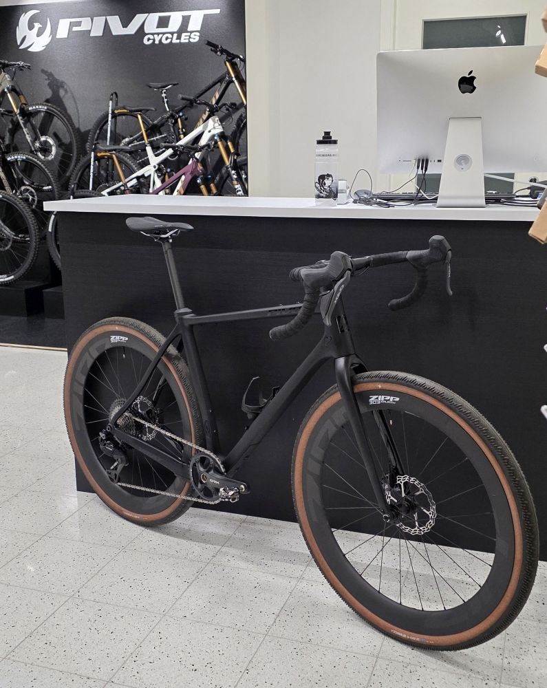 Pivot Vault Team GRX ZIPP 303 XPLR, kuva 4 – Stealth