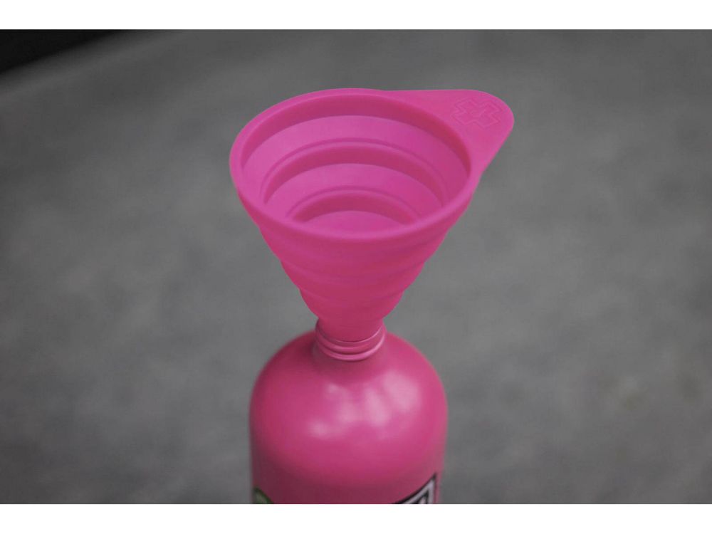 MUC-OFF Spare part Silicone Funnel Fits into the bottle neck of all of our Bike Cleaner 110x30x88 mm, kuva 2