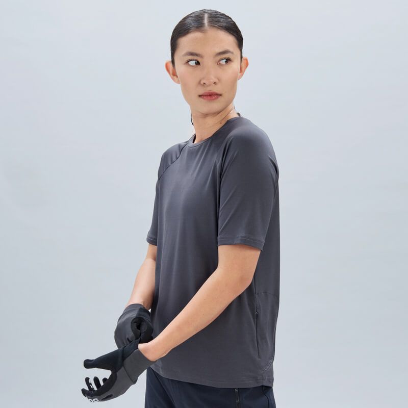 POC W's Reform Enduro Light Tee Uranium Black päälle puettuna