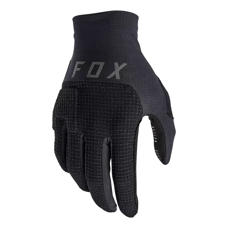Fox Flexair Pro Gloves – mustat maastopyöräilyhanskat, joissa on D3O®-rystysuojaus ja Dyneema®-vahvistettu kämmenselkä.