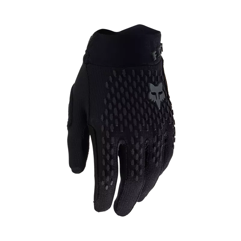 Fox Youth Defend Gloves – mustat lasten maastopyöräilyhanskat, joissa on TruFeel®-nystyrät sormenpäissä ja tarranauhakiinnitys ranteessa.​