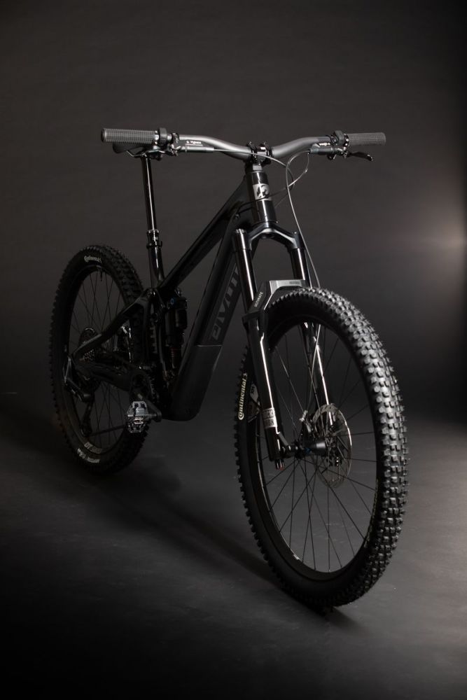 Pivot Shuttle AMP’d Pro täysjousto sähkömaastopyörä RockShox Zeb Ultimate -keulalla ja Super Deluxe Ultimate -takaiskarilla