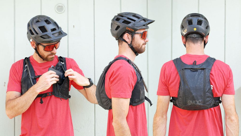 EVOC Hydro Pro 3 + 1.5L Bladder – reppu selässä pyöräilijällä, käyttötilanteessa MTB‑lenkillä