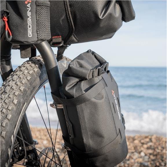 Geosmina Cargo Cage Bag musta rullasulkupussi