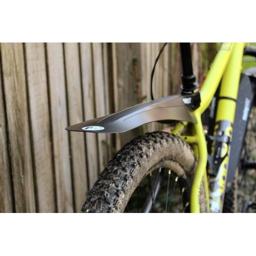 MuckyNutz Rear Fender musta takalokasuoja asennettuna E-MTB:hen, suojaa mudalta ja roiskeilta