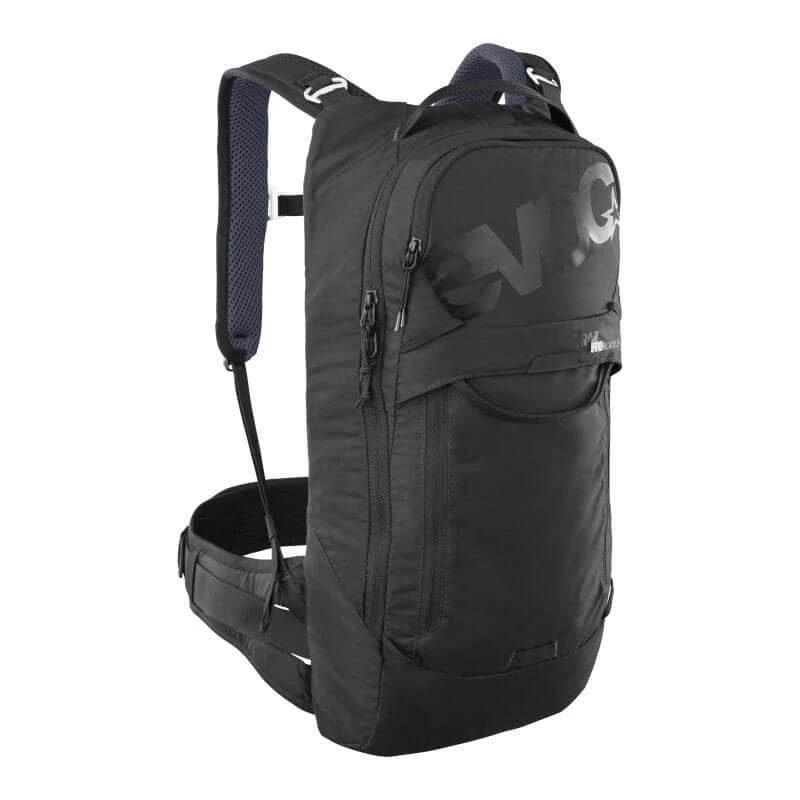 Evoc Trail Pro Blackline 10 -suojareppu, kompakti ja kevyt design, joka tarjoaa täydellistä suojaa ja mukautuvan istuvuuden trail-ajoihin ja kilpapyöräilyyn.