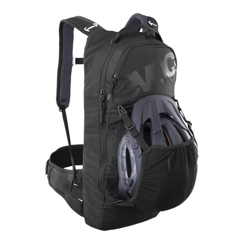 Evoc Trail Pro Blackline 10 -suojareppu, kompakti ja kevyt design, joka tarjoaa täydellistä suojaa ja mukautuvan istuvuuden trail-ajoihin ja kilpapyöräilyyn.