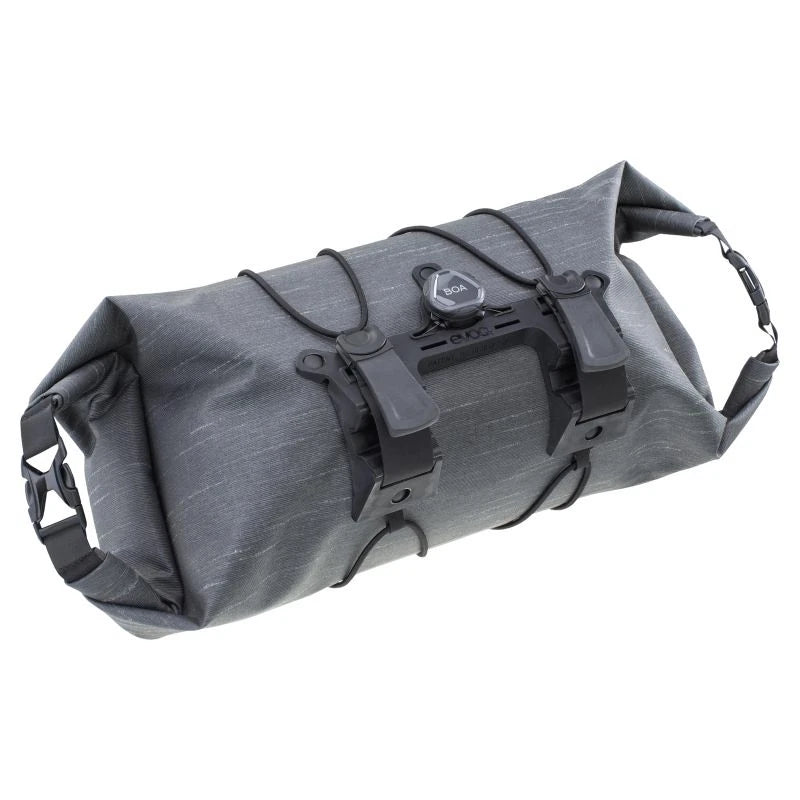 Evoc HANDLEBAR PACK BOA WP 5 - Vedenpitävä ja kestävä ohjaustankopakkaus, jossa BOA® Fit System, säädettävä tilavuus ja joustavat kiinnitysnauhat varusteille.