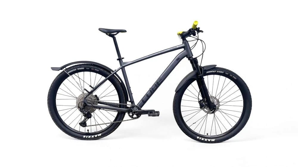 Cube Attention SL 29 XL Grey’n’Lime -maastopyörä sivulta kuvattuna