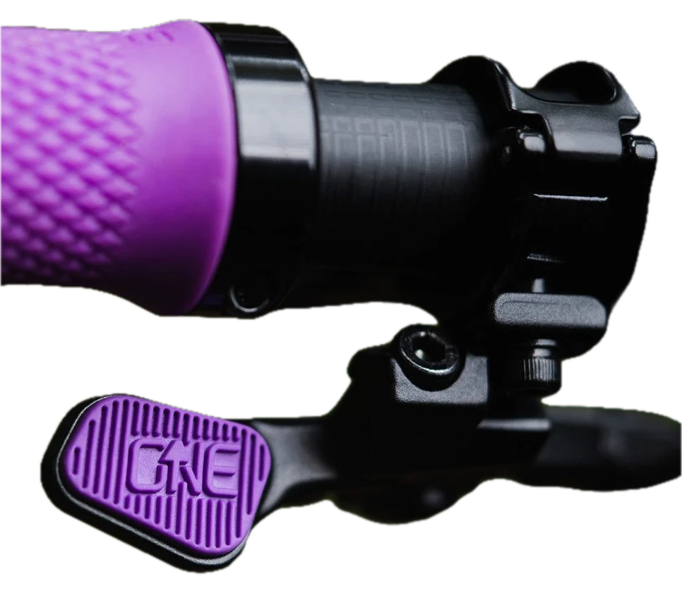 OneUp V3 Remote – vaihdettava kuminen thumb pad ja integroitu kaapeliportti