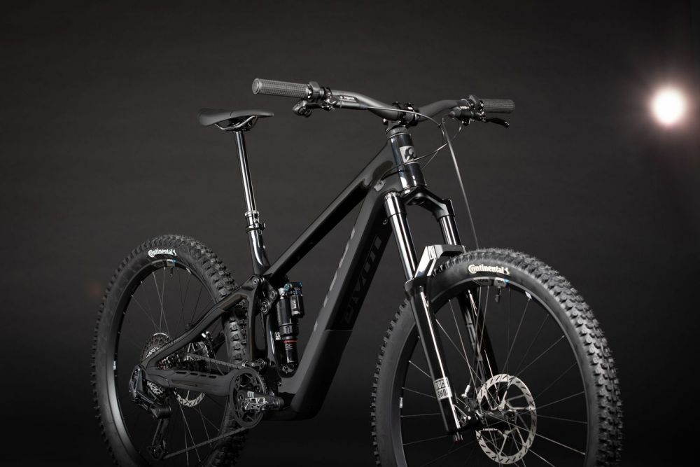 Pivot Shuttle AMP’d Pro täysjousto sähkömaastopyörä RockShox Zeb Ultimate -keulalla ja Super Deluxe Ultimate -takaiskarilla