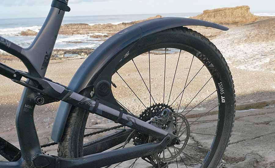 Takalokasuoja maastopyörään, kestävä materiaali ja helppo kiinnitys