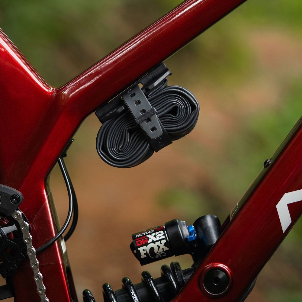 OneUp EDC Tube Strap Mount runkoon kiinnitettävä hihnakiinnike varasisärenkaalle