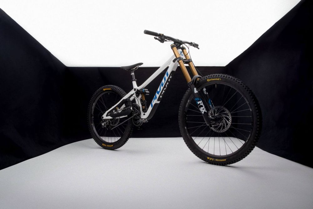 Pivot Phoenix Pro Saint White Cobalt Blue downhill-pyörä valko-sini-koboltinvärisellä rungolla ja MX-kiekoilla.