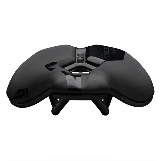PRO Stealth Curved Performance -satula edestä kuvattuna