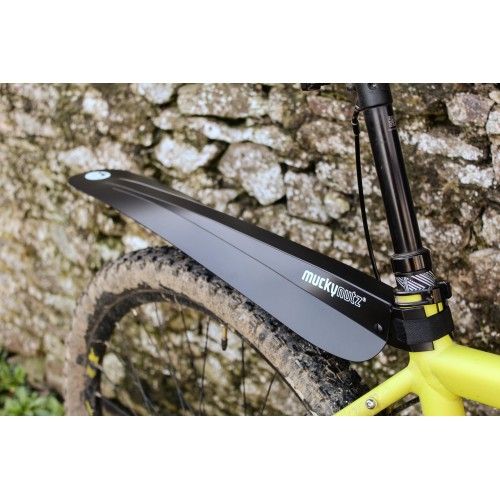 MuckyNutz Rear Fender musta takalokasuoja asennettuna E-MTB:hen, suojaa mudalta ja roiskeilta