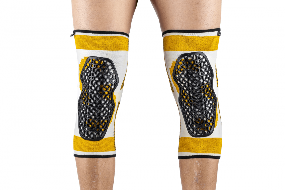 Seryt Flow Knee Protector Polvisuoja White-Gold polvisuoja jalassa