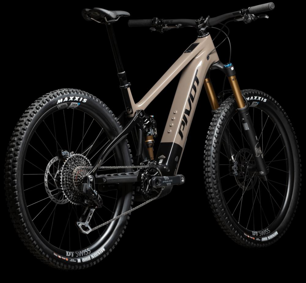 Pivot Shuttle AM TEAM XX Eagle Transmission 2026 – BADLANDS BROWN