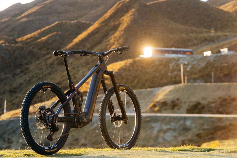 Pivot Shuttle LT Pro X0 Eagle Transmission w/FOX Podium, image 5 – Black Royal Purple