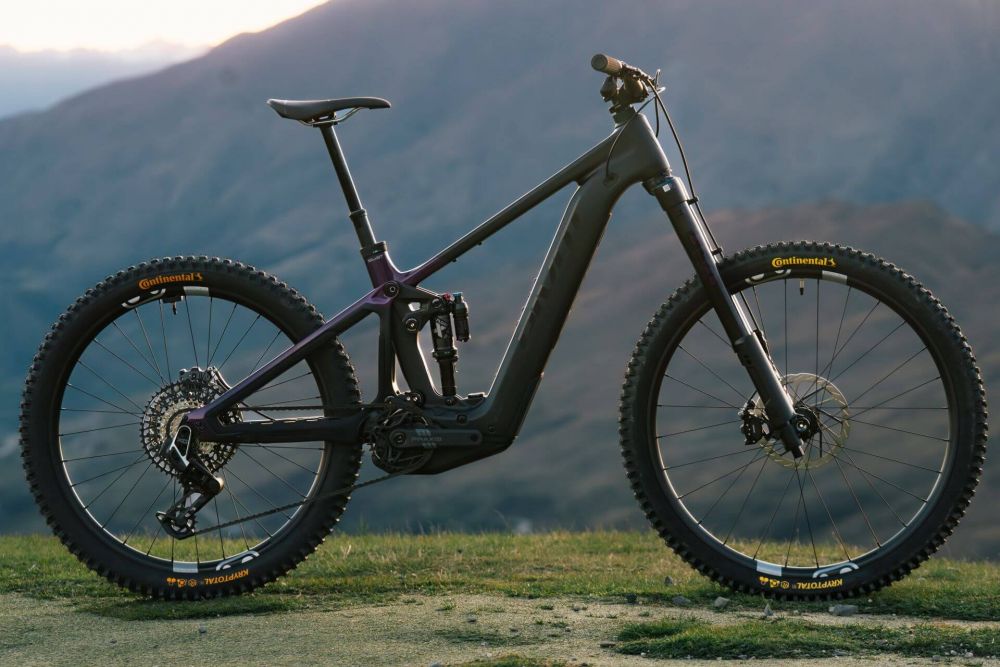 Pivot Shuttle LT Pro X0 Eagle Transmission w/FOX Podium, image 6 – Black Royal Purple