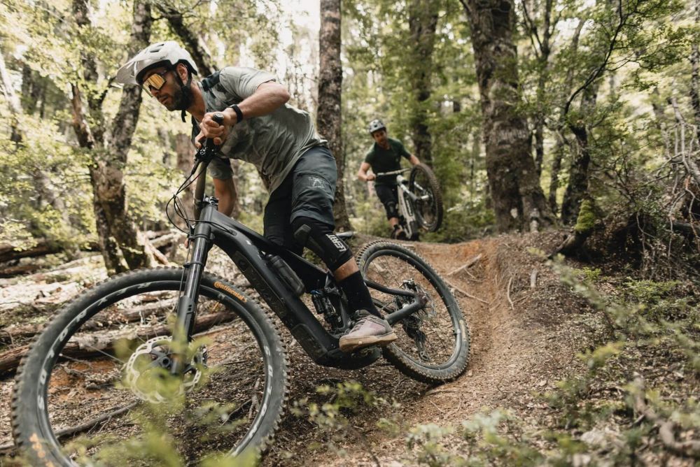 Pivot Shuttle LT Pro X0 eMTB juurakossa FOX Podium pito ja vakaus