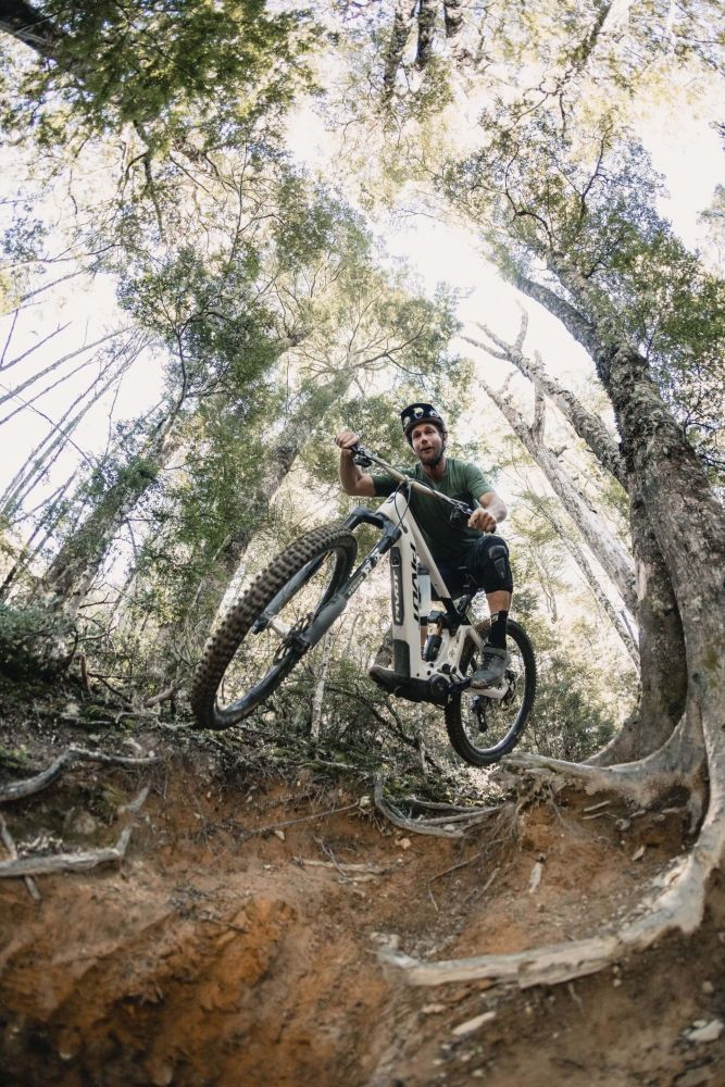Pivot Shuttle LT Pro X0 eMTB märässä juurakossa FOX Podium pito ja vakaus