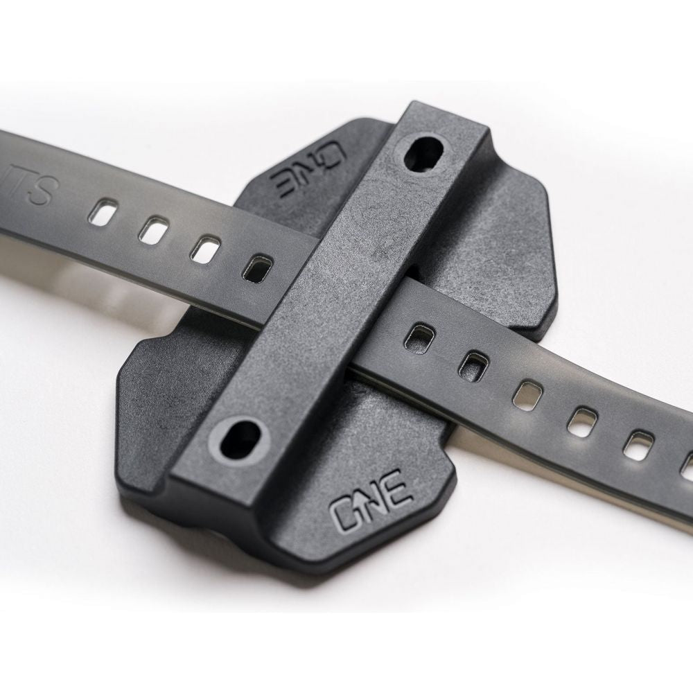 OneUp EDC Tube Strap Mount runkoon kiinnitettävä hihnakiinnike varasisärenkaalle