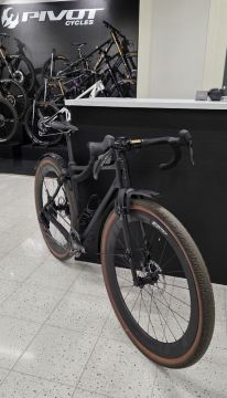 SKS Speedrocker XL 28 tuuman musta lokasuojasarja eteen ja taakse pyörään asennettuna