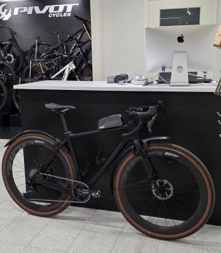 Pivot Vault Team GRX ZIPP 303 XPLR Stealth Black lokasuojilla