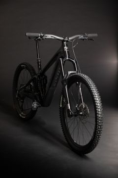 Pivot Shuttle AMP’d Pro täysjousto sähkömaastopyörä RockShox Zeb Ultimate -keulalla ja Super Deluxe Ultimate -takaiskarilla