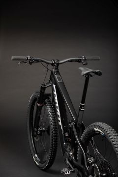 Pivot Shuttle AMP’d Pro täysjousto sähkömaastopyörä RockShox Zeb Ultimate -keulalla ja Super Deluxe Ultimate -takaiskarilla