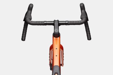 Cannondale Topstone Carbon 3 GRX 2x12 gravel-pyörä hiilikuiturungolla, Kingpin-takajousituksella ja Shimano GRX 2x12 -voimansiirrolla.