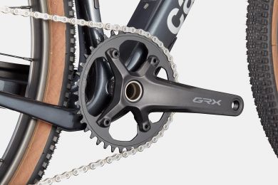 Cannondale Topstone Carbon 3 GRX 1x12 gravel-pyörä hiilikuiturungolla, Kingpin-takajousituksella ja Shimano GRX 1x12 -voimansiirrolla.