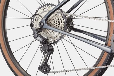 Cannondale Topstone Carbon 3 GRX 1x12 gravel-pyörä hiilikuiturungolla, Kingpin-takajousituksella ja Shimano GRX 1x12 -voimansiirrolla.