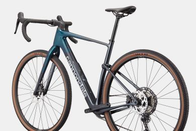 Cannondale Topstone Carbon 3 GRX 1x12 gravel-pyörä hiilikuiturungolla, Kingpin-takajousituksella ja Shimano GRX 1x12 -voimansiirrolla.