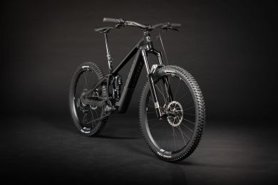 Pivot Shuttle AMP’d Pro täysjousto sähkömaastopyörä RockShox Zeb Ultimate -keulalla ja Super Deluxe Ultimate -takaiskarilla