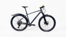 Cube Attention SL 29 XL Grey’n’Lime -maastopyörä sivulta kuvattuna