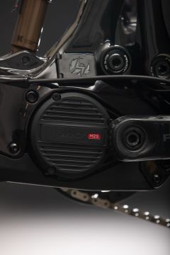 pivot-shuttle-ampd-team-xx-eagle-transmission-burgundy-berry-freeze Avinox M2S moottorilla