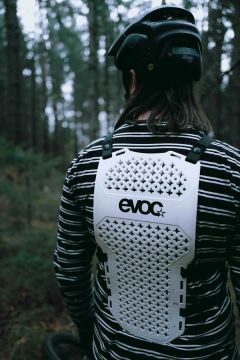 EVOC TORSO PROTECTOR – Valkoinen takaa kuvattuna päältä