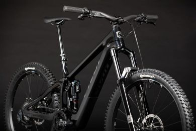 Pivot Shuttle AMP’d Pro täysjousto sähkömaastopyörä RockShox Zeb Ultimate -keulalla ja Super Deluxe Ultimate -takaiskarilla