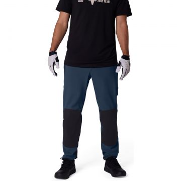 Fox Defend -ajohousut Galaxy Blue maastopyöräilyyn ajajan päällä edestä